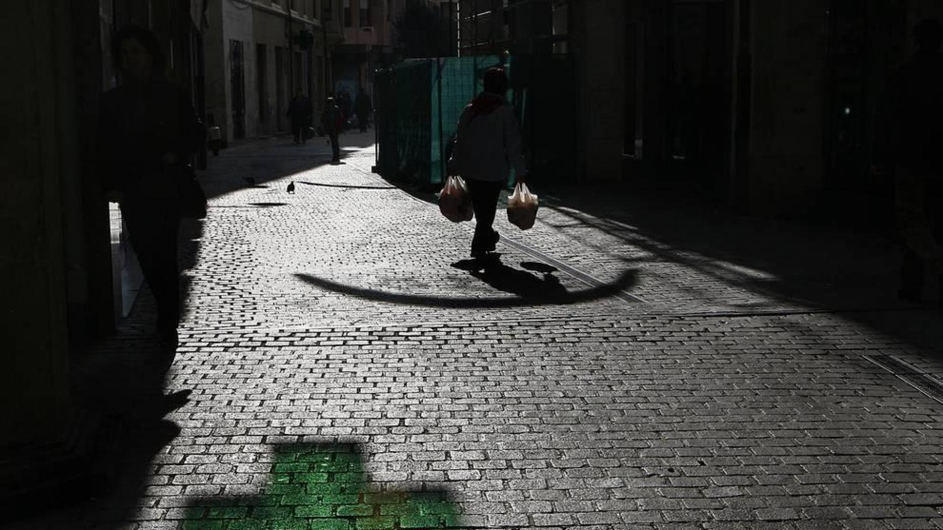 Imagen del reflejo de la cruz de una farmacia.