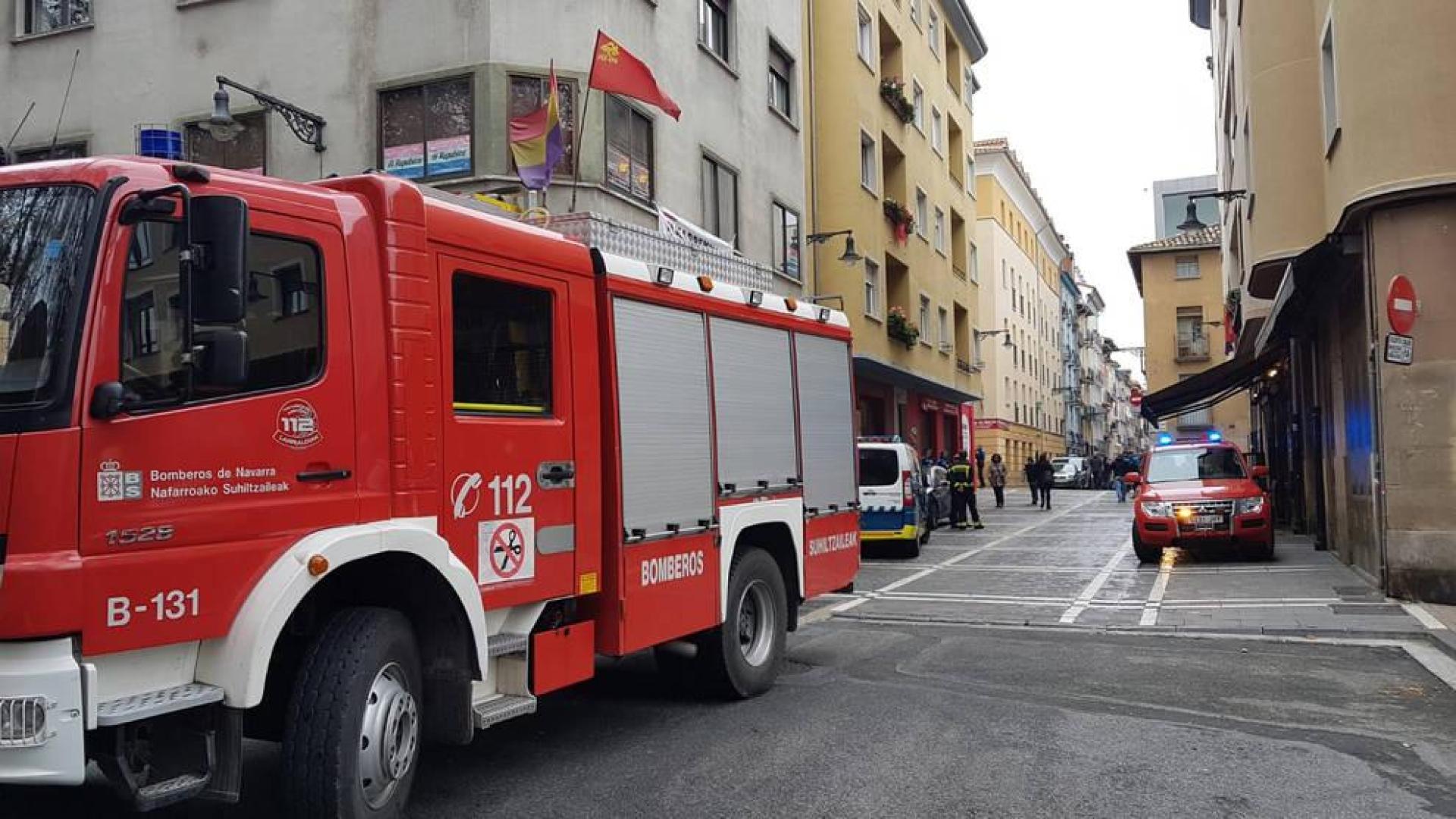 Los bomberos, en la calle San Agustín de Pamplona.