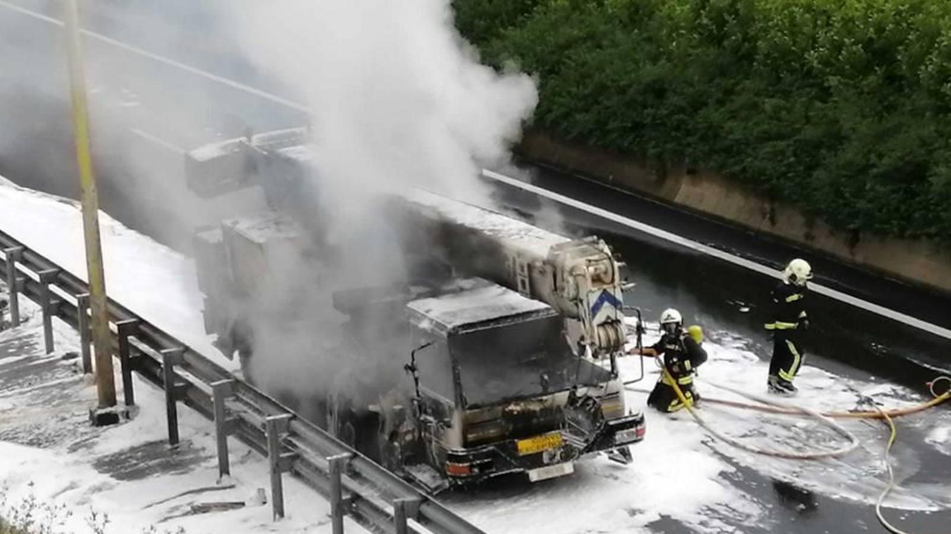 Un camión cisterna arde en la N-1.