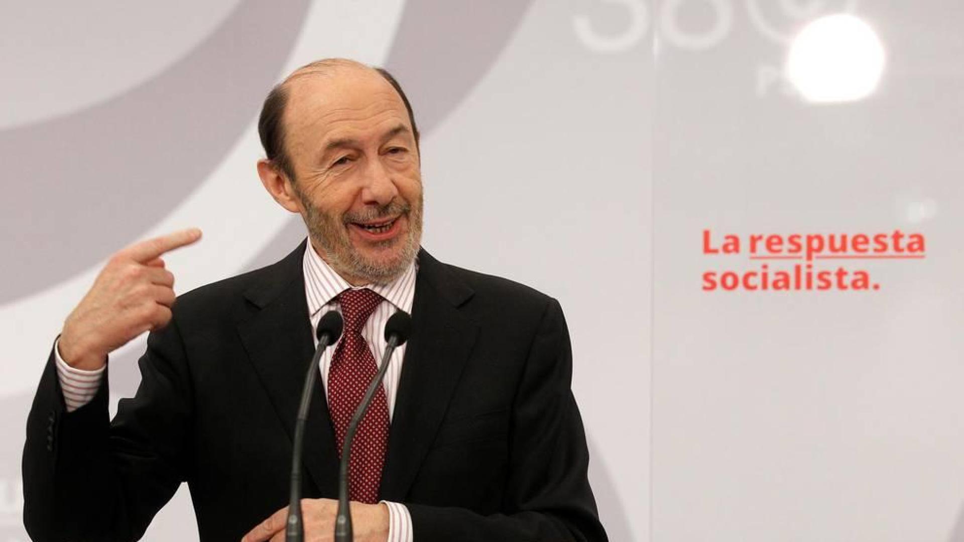 Imágenes de la carrera del exministro y exsecretario general del PSOE, fallecido este viernes 10 de mayo de 2019 tras sufrir unh ictus.