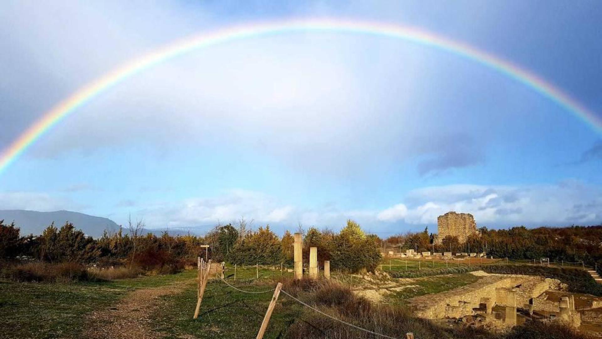 Envíanos la imagen por Whatsapp al número 687 04 00 98, indicando el lugar en el que están realizadas y el autor de las fotografías.