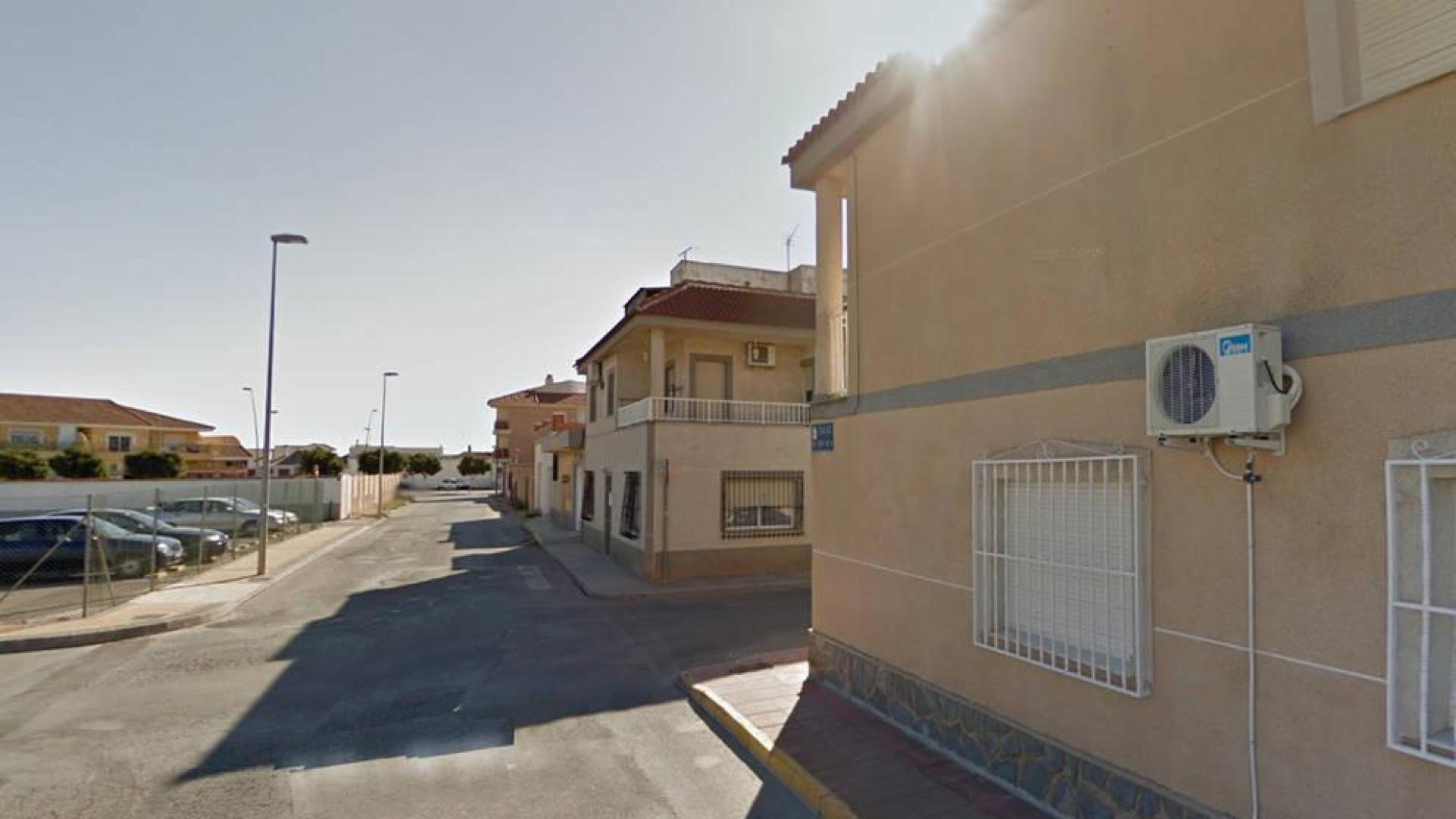 El cuerpo de la mujer apareció en una vivienda de esta calle de Torre Pacheco.