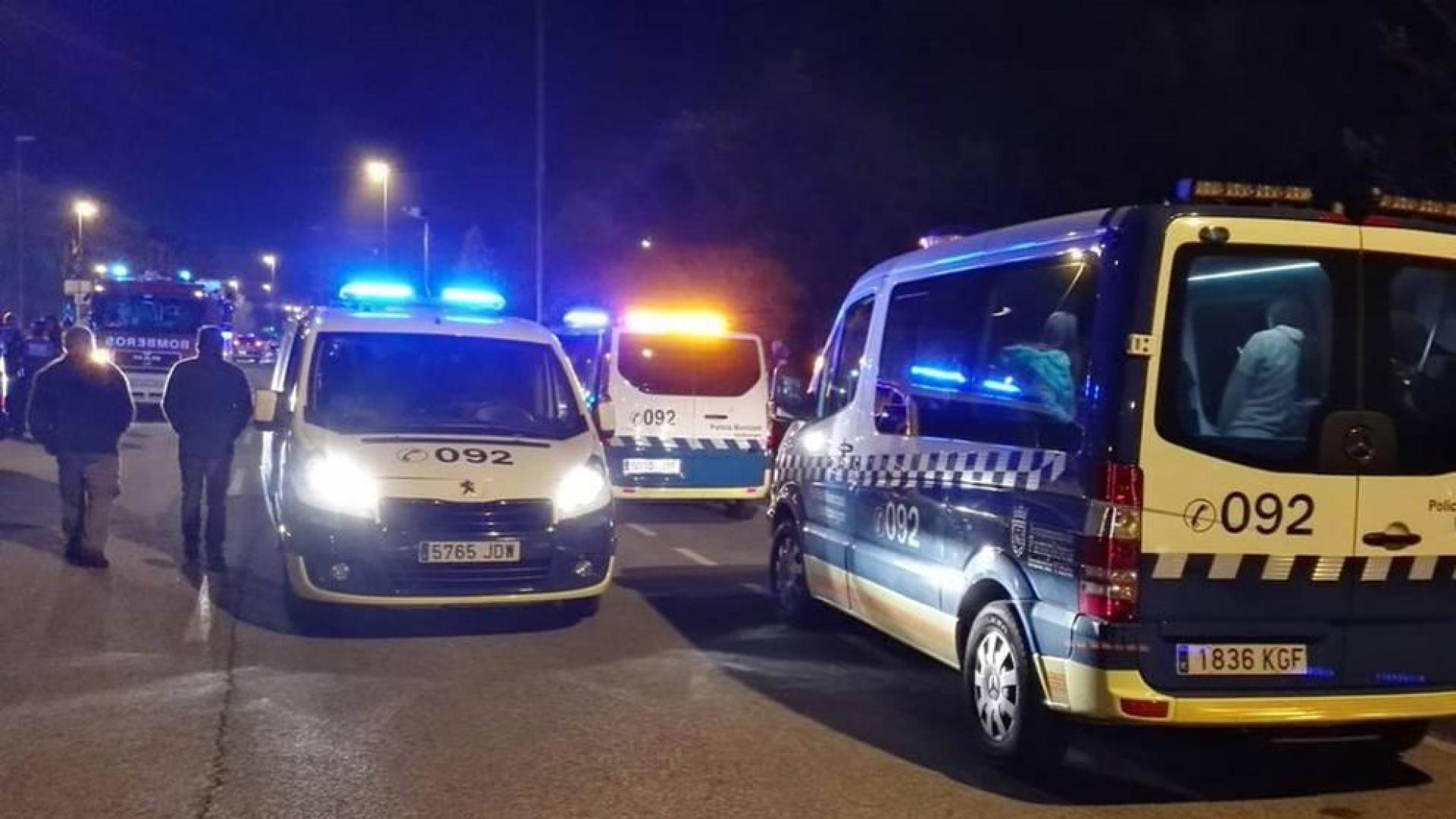 Varias furgonetas de la Policía Municipal de Pamplona, en el lugar del incencio en Buztintxuri.