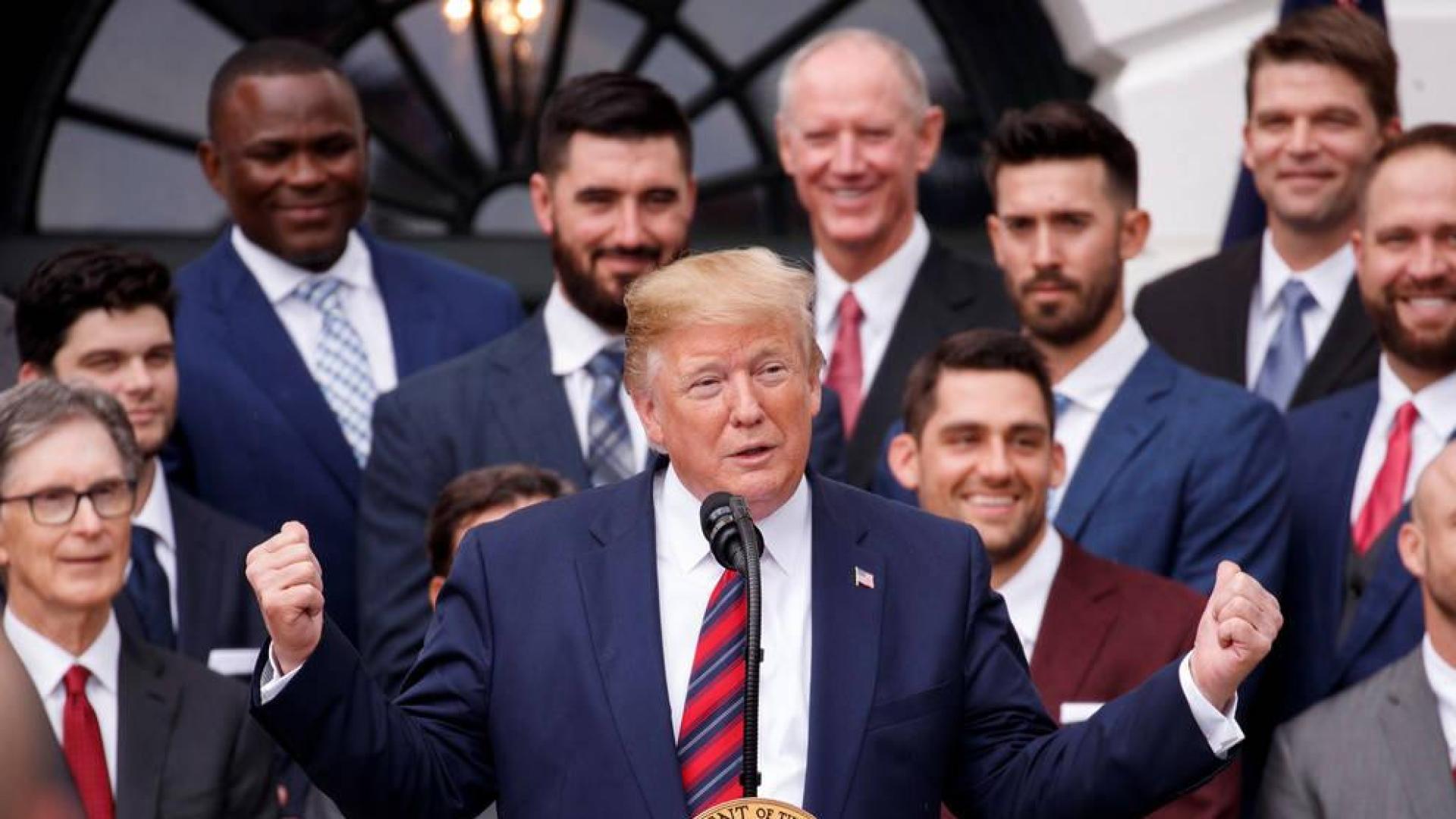 El presidente de los Estados Unidos, Donald Trump, habla durante una ceremonia en honor a los Red Socks de Boston.