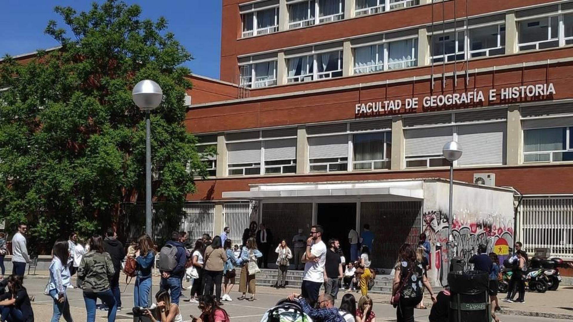 La universidad Complutense utiliza perros para reducir el estrés de sus estudiantes