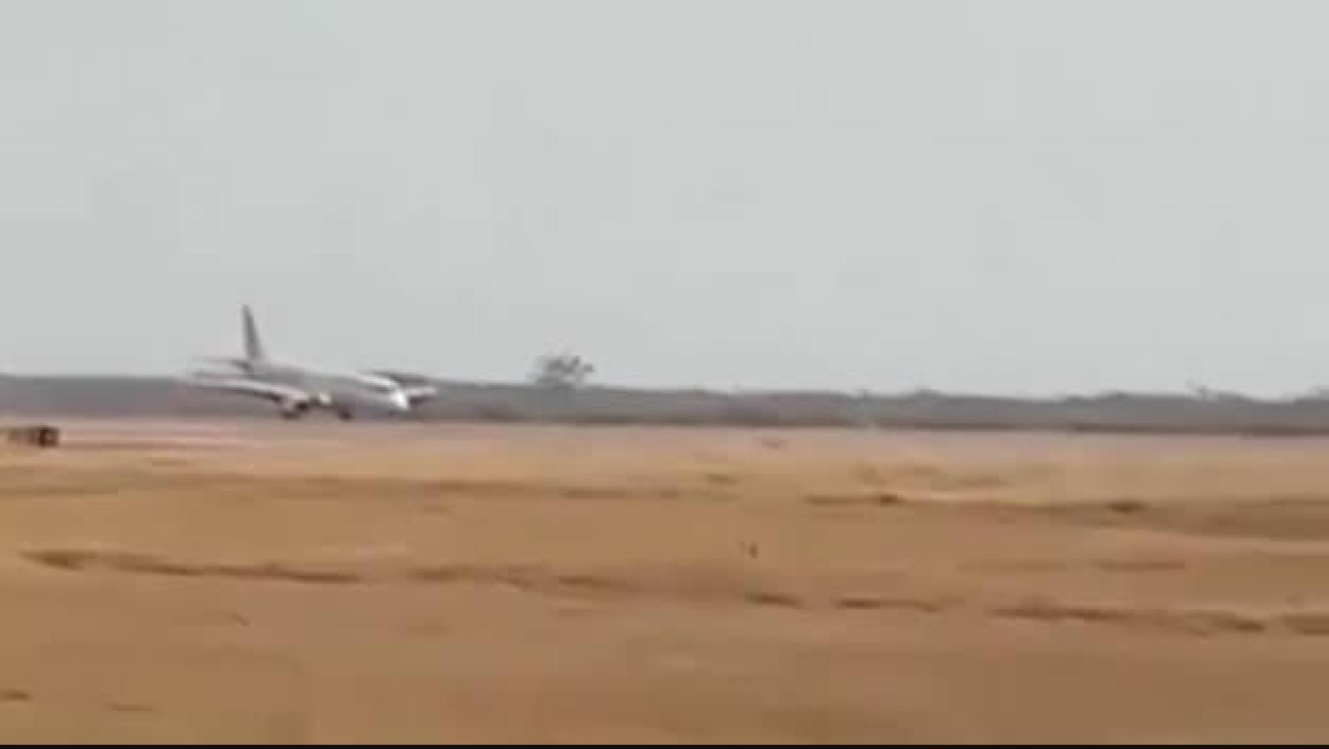Un avión birmano consigue aterrizar sin ruedas