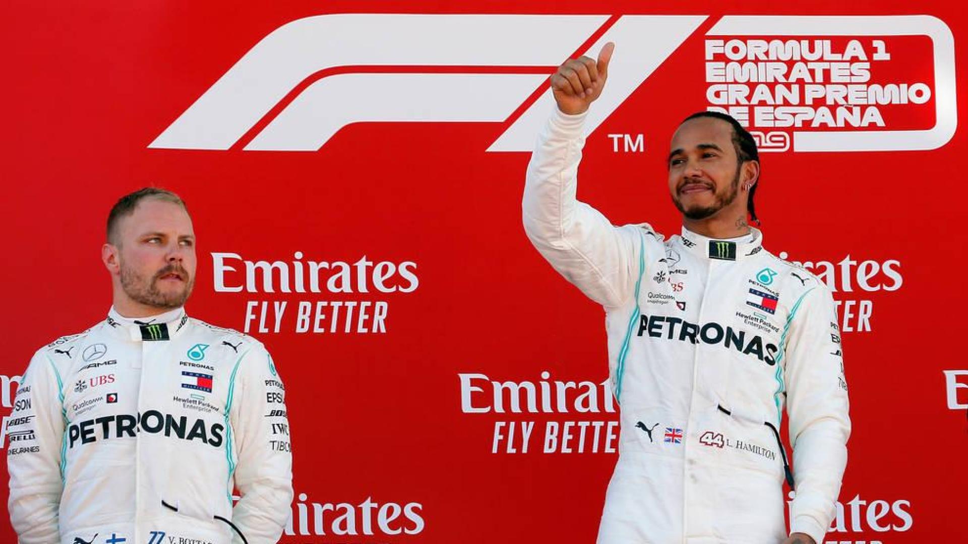 El piloto británico de Mercedes, Lewis Hamilton, celebra en el podio de Montmeló su victoria ante Bottas
