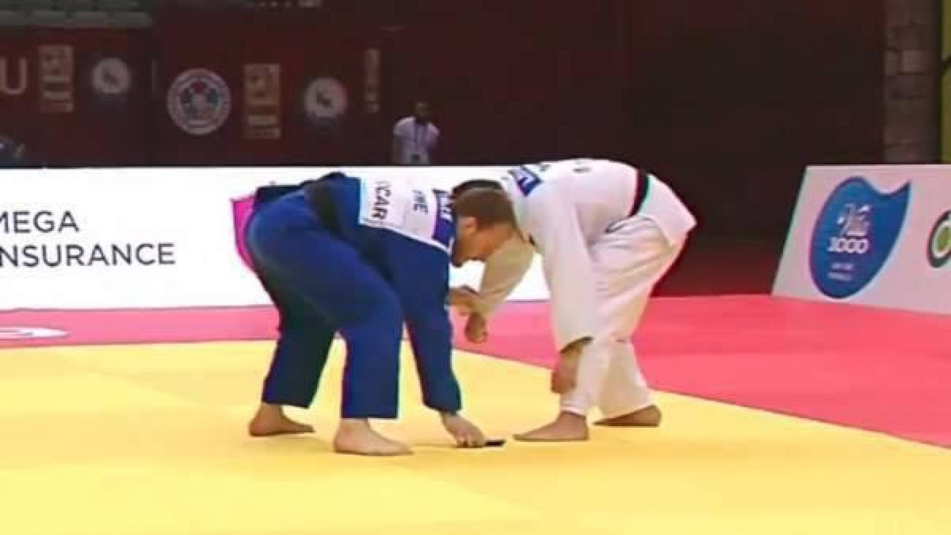 Descalificado un judoca al caérsele el móvil en pleno combate
