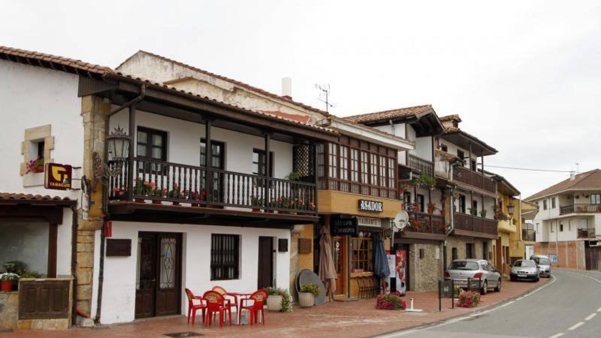 Muere un hombre al ser embestido su coche tras parar en un semáforo rojo