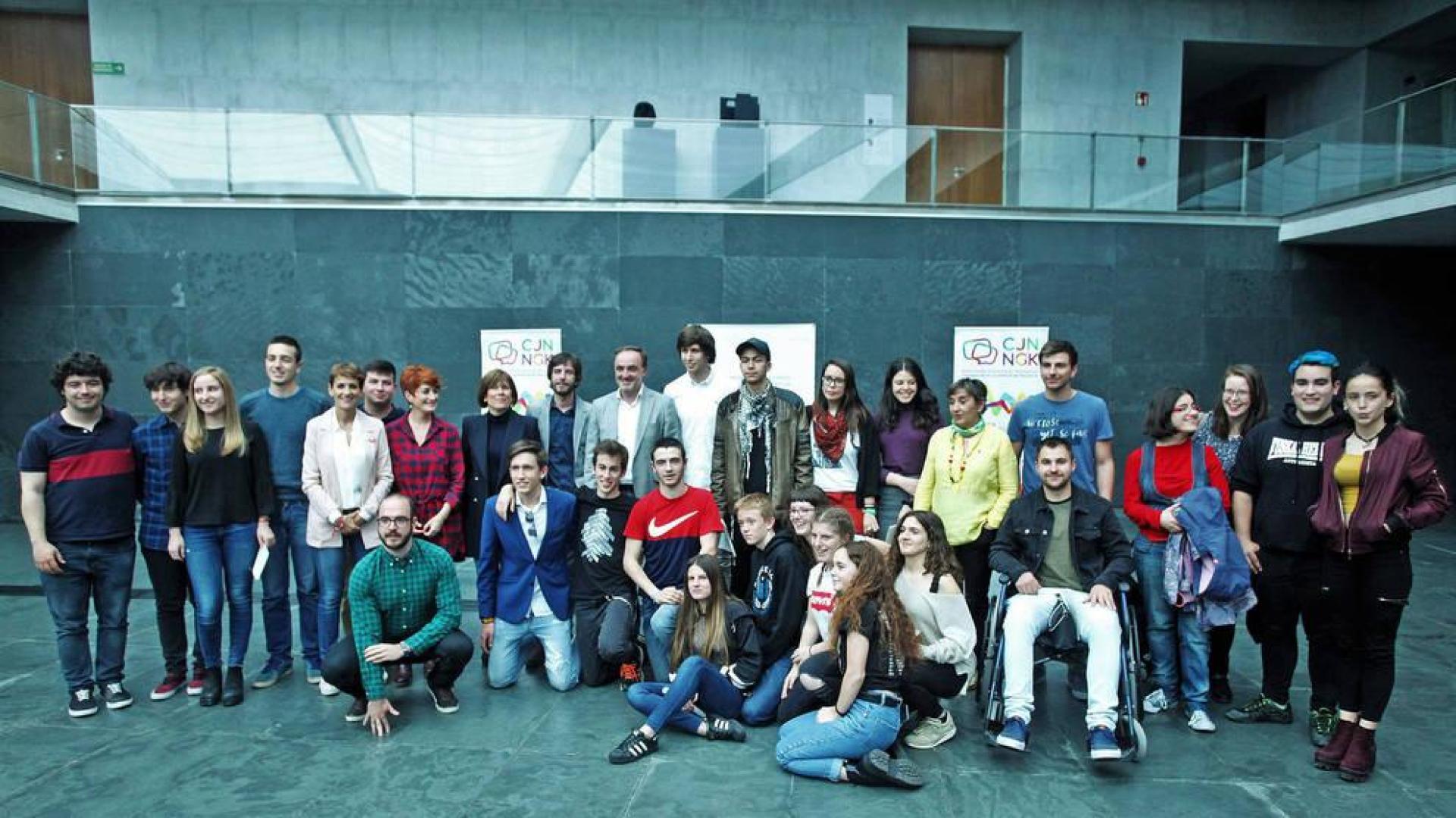 Los jóvenes les ponen "las pilas" a los candidatos a presidir Navarra
