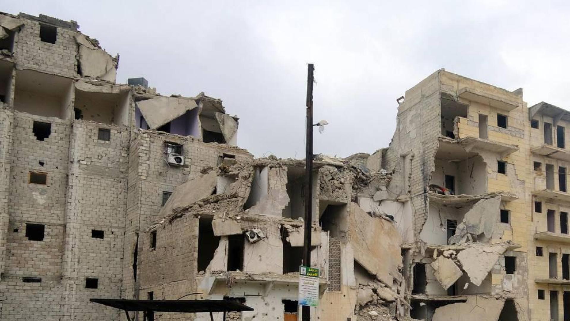 Entre escombros, año y medio después de que el ejército haya recuperado los barrios orientales de Alepo, la vida se asoma tímidamente. Aquí, durante cuatro años, cinco meses y tres días los combates segaron la vida de más de 30.000 personas. Muchos refugiados y desplazados vivían en las casas que ilustra este reportaje.