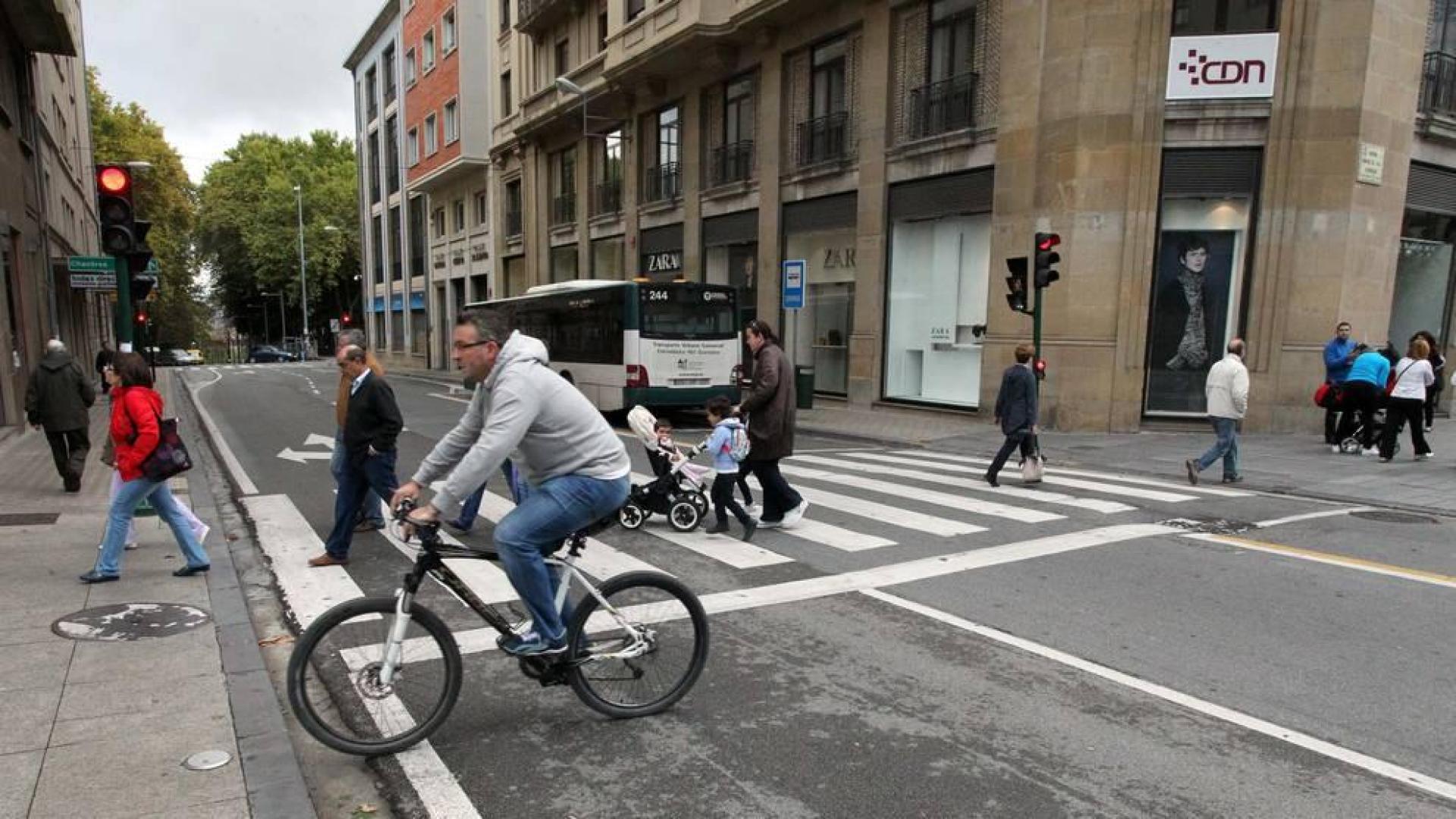 Tráfico de villavesa, peatones y ciclistas, en la calle Cortes de Navarra de Pamplona.