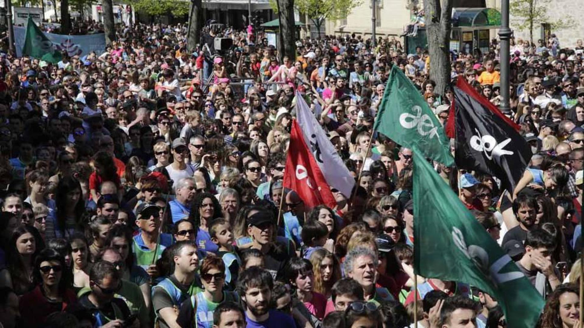 La carrera que recauda dinero para la alfabetización del euskera ha finalizado en el Paseo de Sarasate.