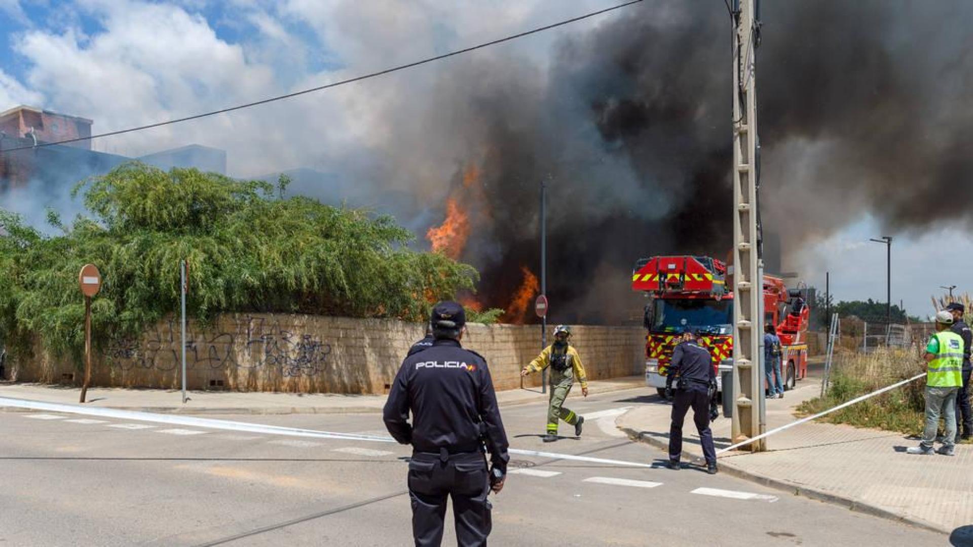 Tres personas en estado crítico en el incendio de un edificio okupa de Ibiza