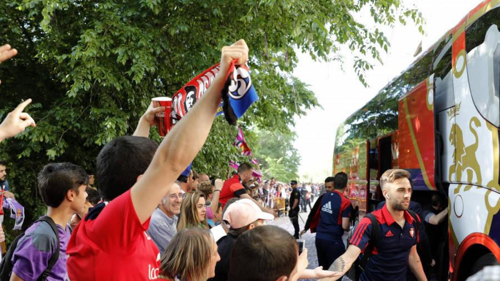 Aficionados de Osasuna reciben al autobús