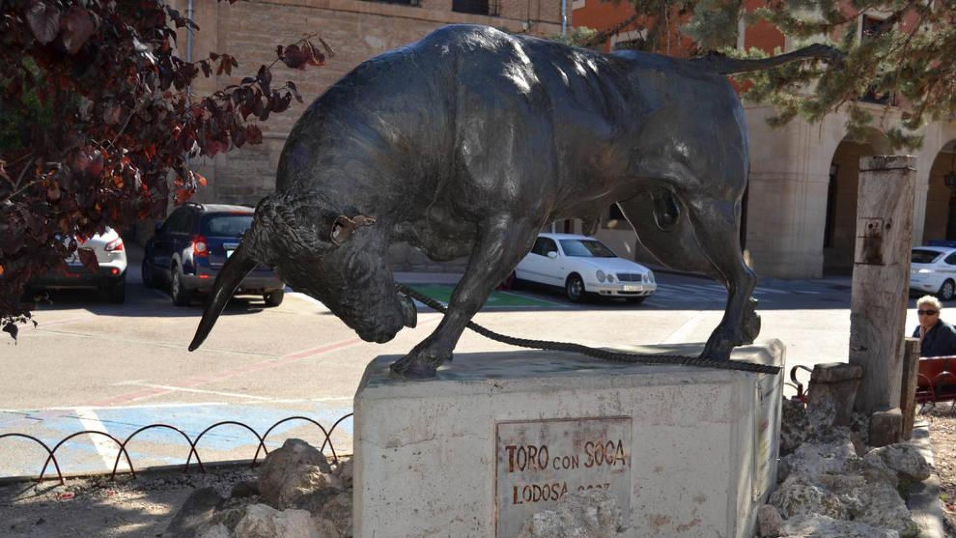Amputan la oreja y el cuerno a la escultura del toro con soga de Lodosa