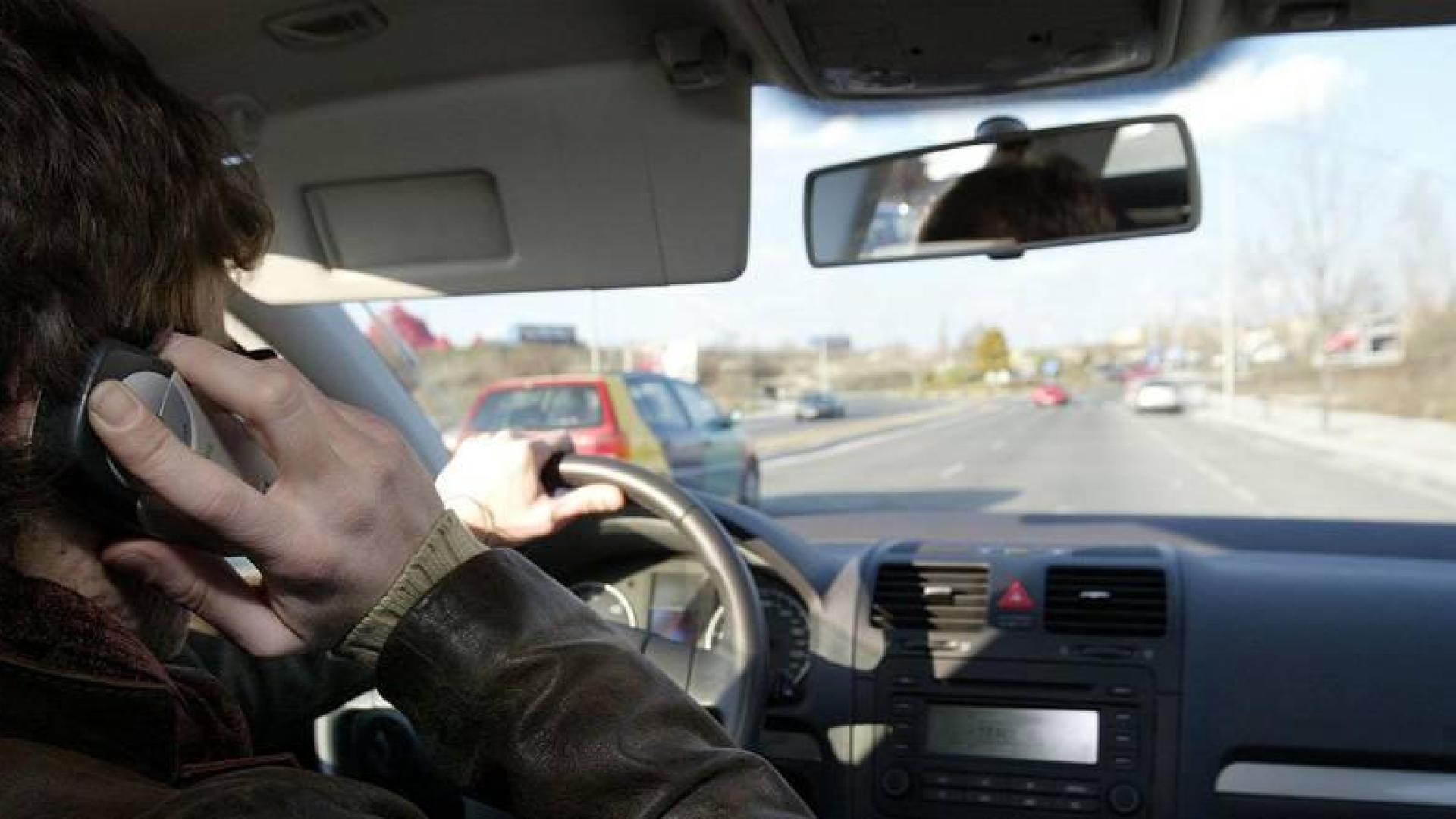 La Policía multa a 12 conductores cada día por usar el móvil en el coche