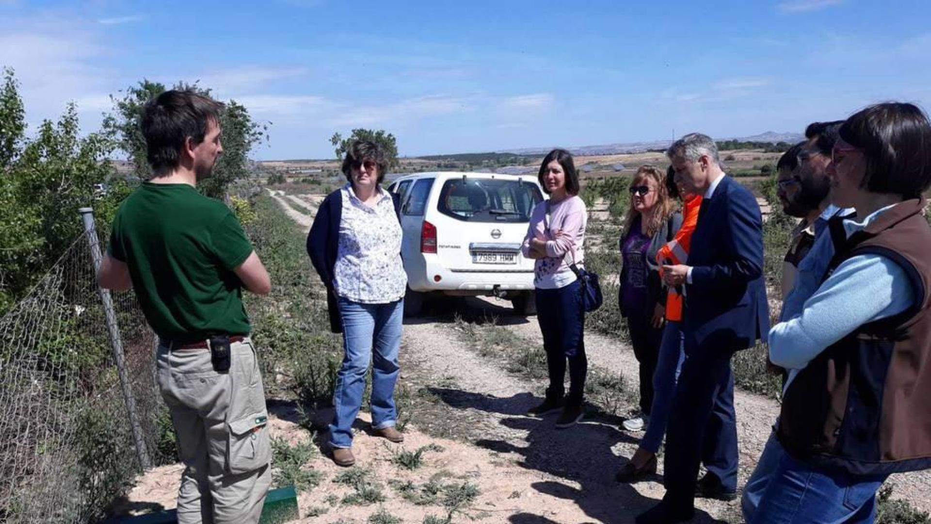 La directora general de Medio Ambiente, autoridades y personal técnico visitan una zona objeto de actuación en Ribaforada