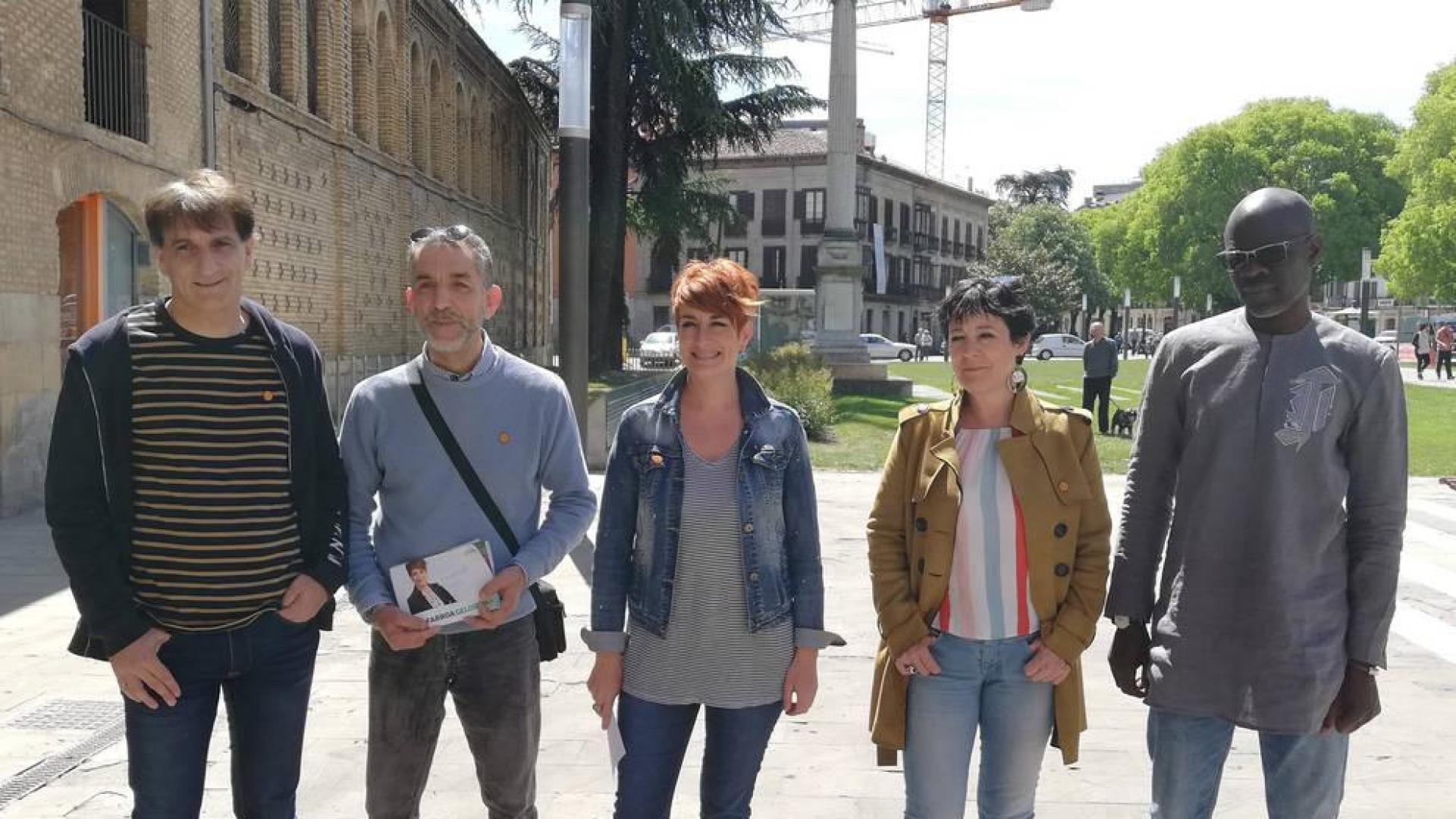 Bakartxo Ruiz (en el centro) con otros candidatos de EH Bildu al Parlamento de Navarra