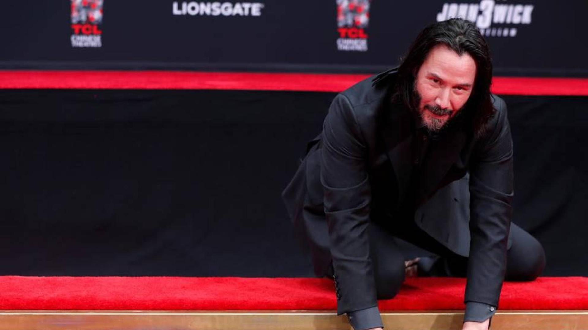 Keanu Reeves inmortaliza sus huellas y su firma en Hollywood