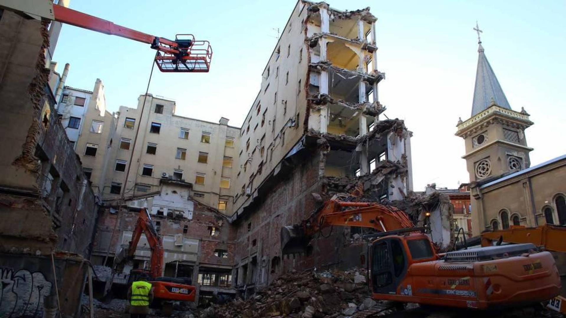 Una gran cizalla arrancó con precisión los tabiques del inmueble