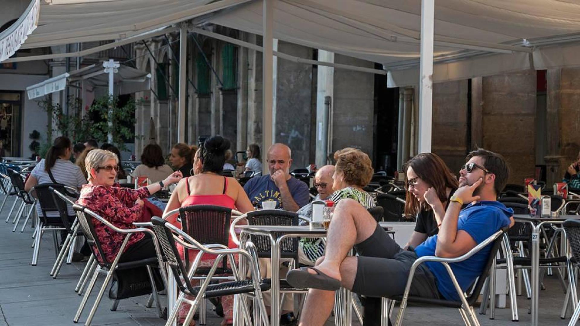Las ocho terrazas de la plaza de los Fueros, fuera de los porches