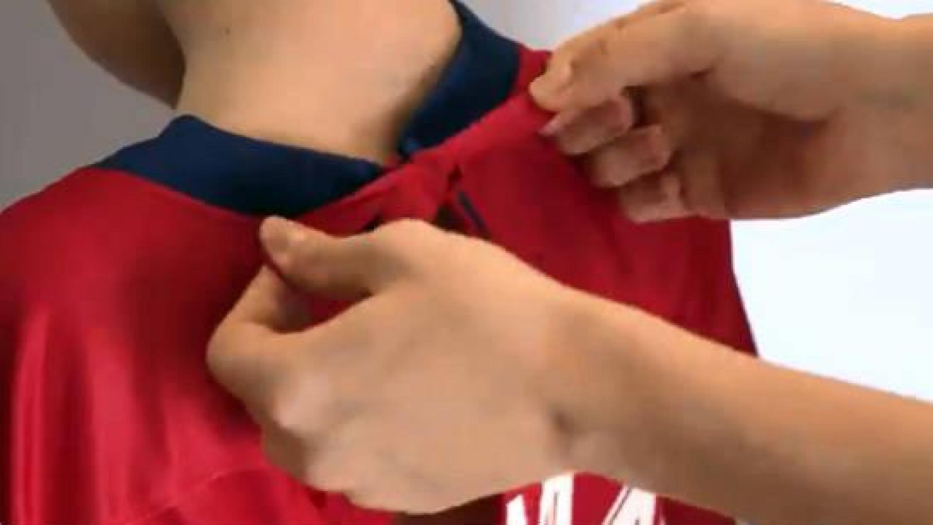 Uno de los niños, con una de las batas hechas con camisetas de fútbol.