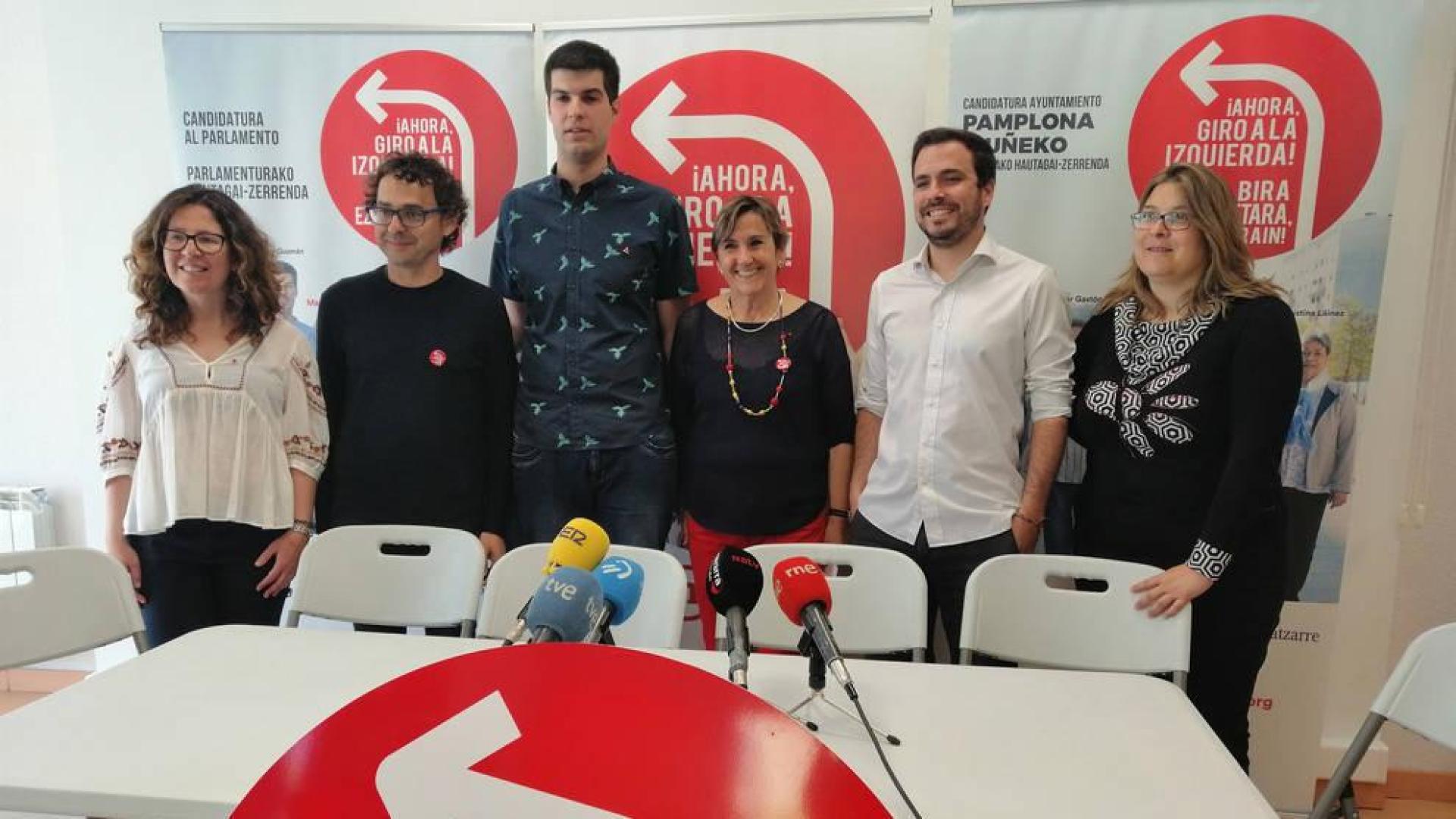 Alberto Garzón en una rueda de prensa en Pamplona junto a candidatos de I-E al Parlamento foral