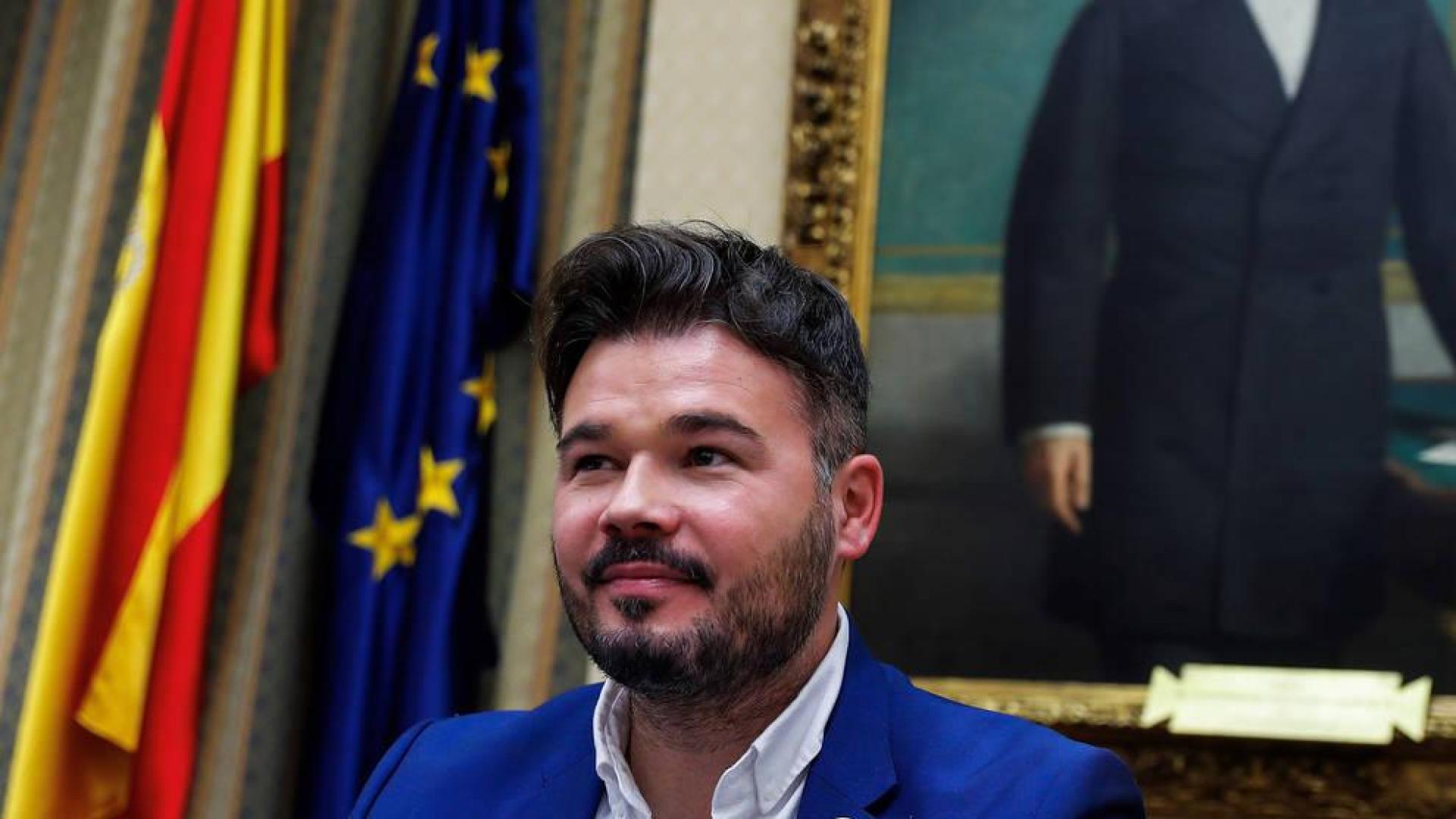 El diputado electo de ERC Gabriel Rufián durante una reunión del grupo parlamentario en el Congreso tras entregar sus credenciales.