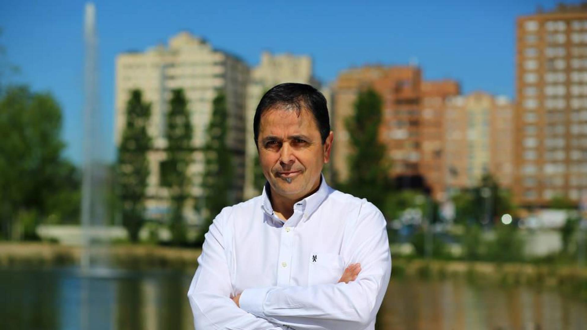 El candidato municipal Jesús Barcina, en el parque del Orfeón.