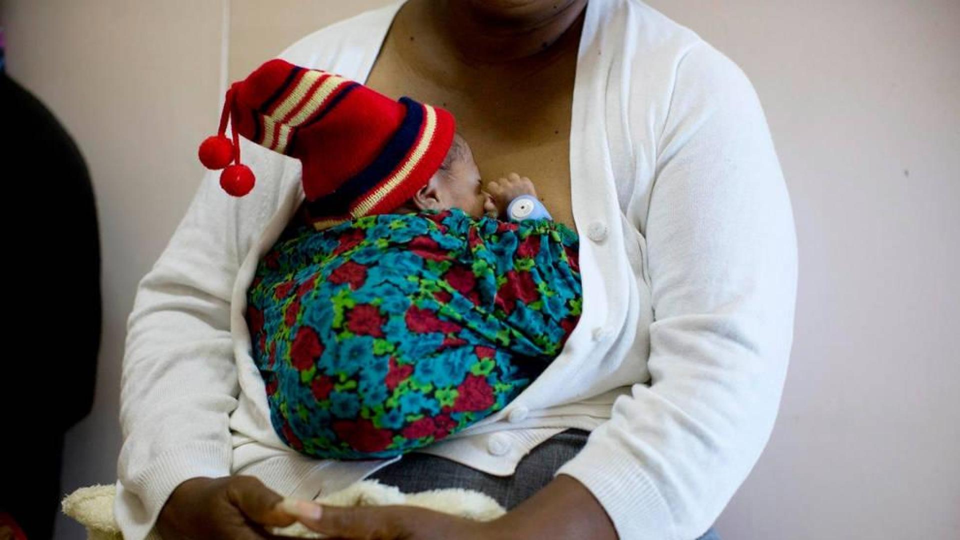 Un bebé con bajo peso en Papúa Nueva Guinea.