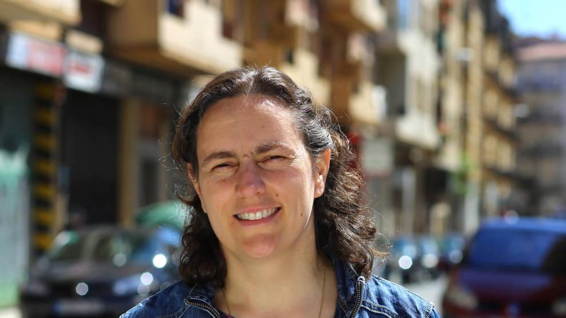 Nuria Sánchez, en la calle Guelbenzu de la Milagrosa, donde reside.