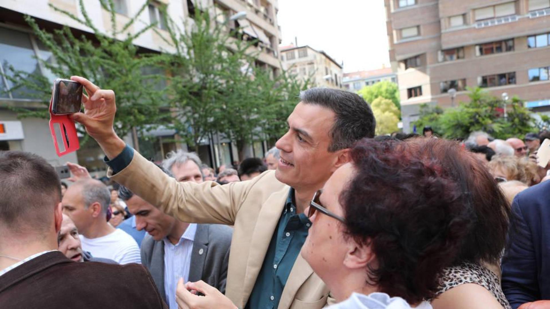 Sánchez se hizo decenas de selfis y firmó su libro
