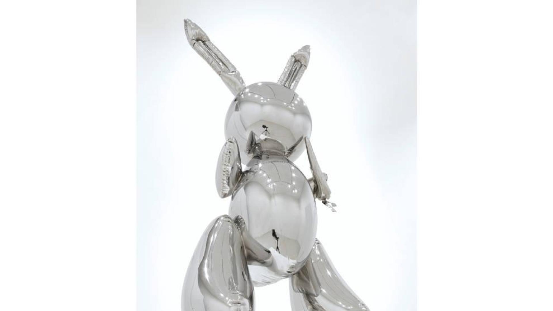 Fotografía cedida por la casa de subastas Christie's donde se muestra "Rabbit", un llamativo conejo metálico del estadounidense Jeff Koons.