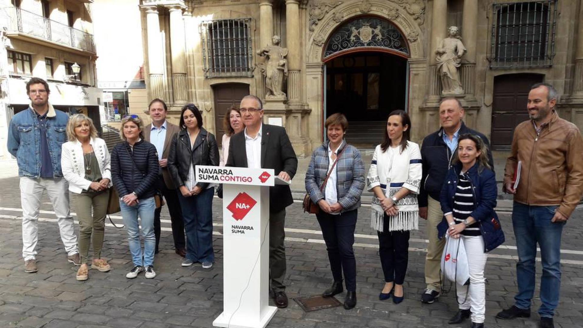 Enrique Maya, candidato de Navarra Suma a la Alcaldía de Pamplona, en un acto en la plaza Consistorial.