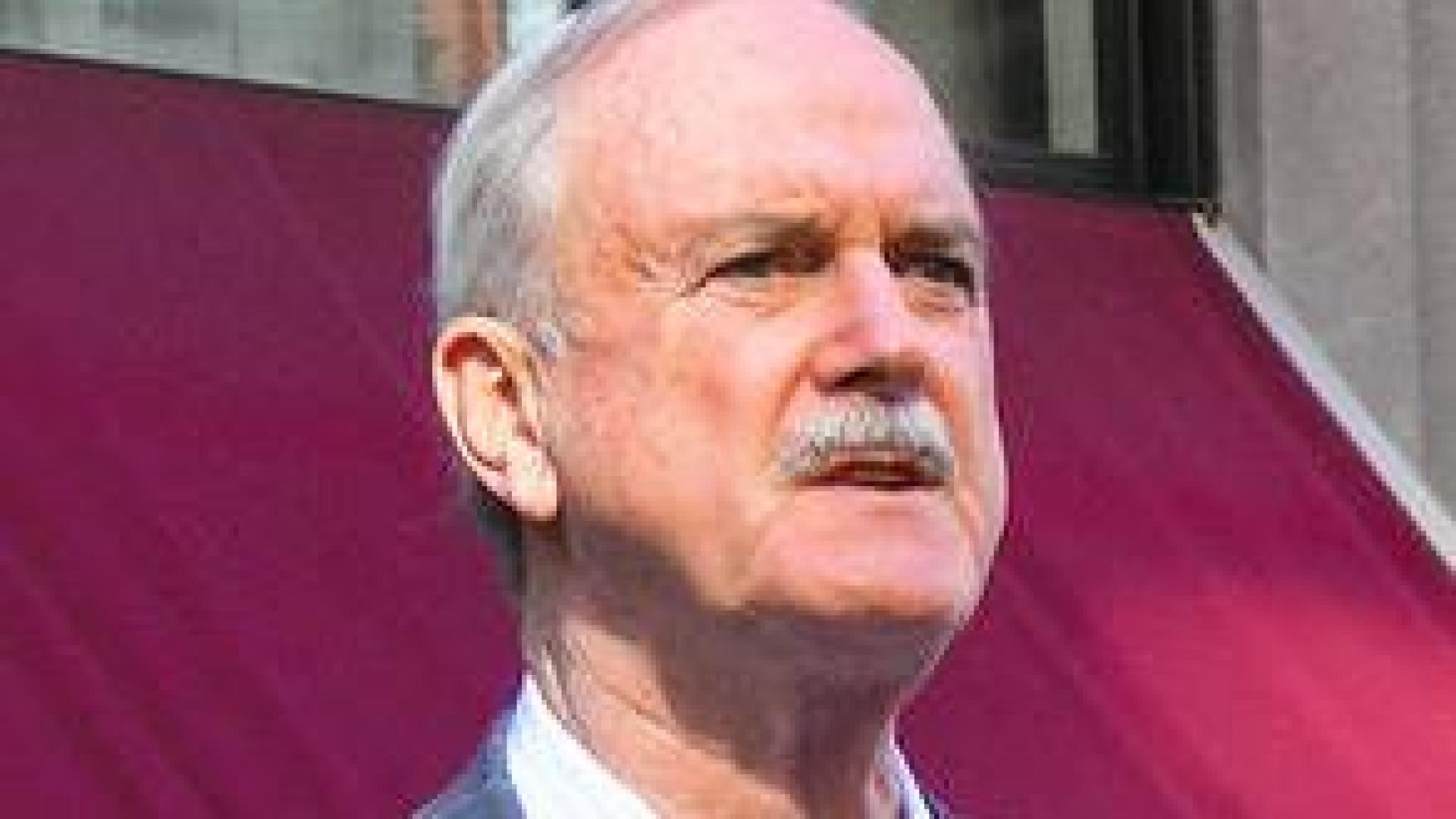 John Cleese, de los Monty Phyton, en la gala de la ciencia navarra en Baluarte