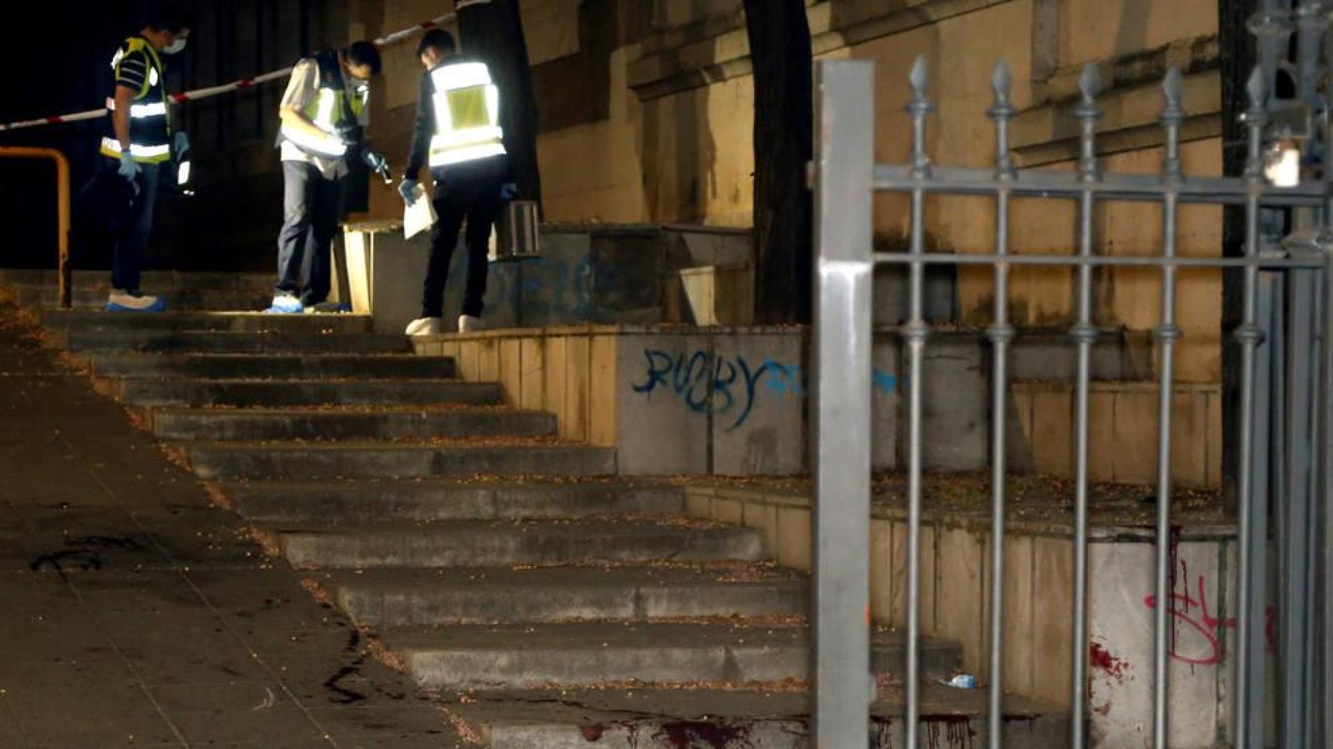 La policía científica inspeccionan el lugar donde un hombre ha apuñalado a su expareja en Granada