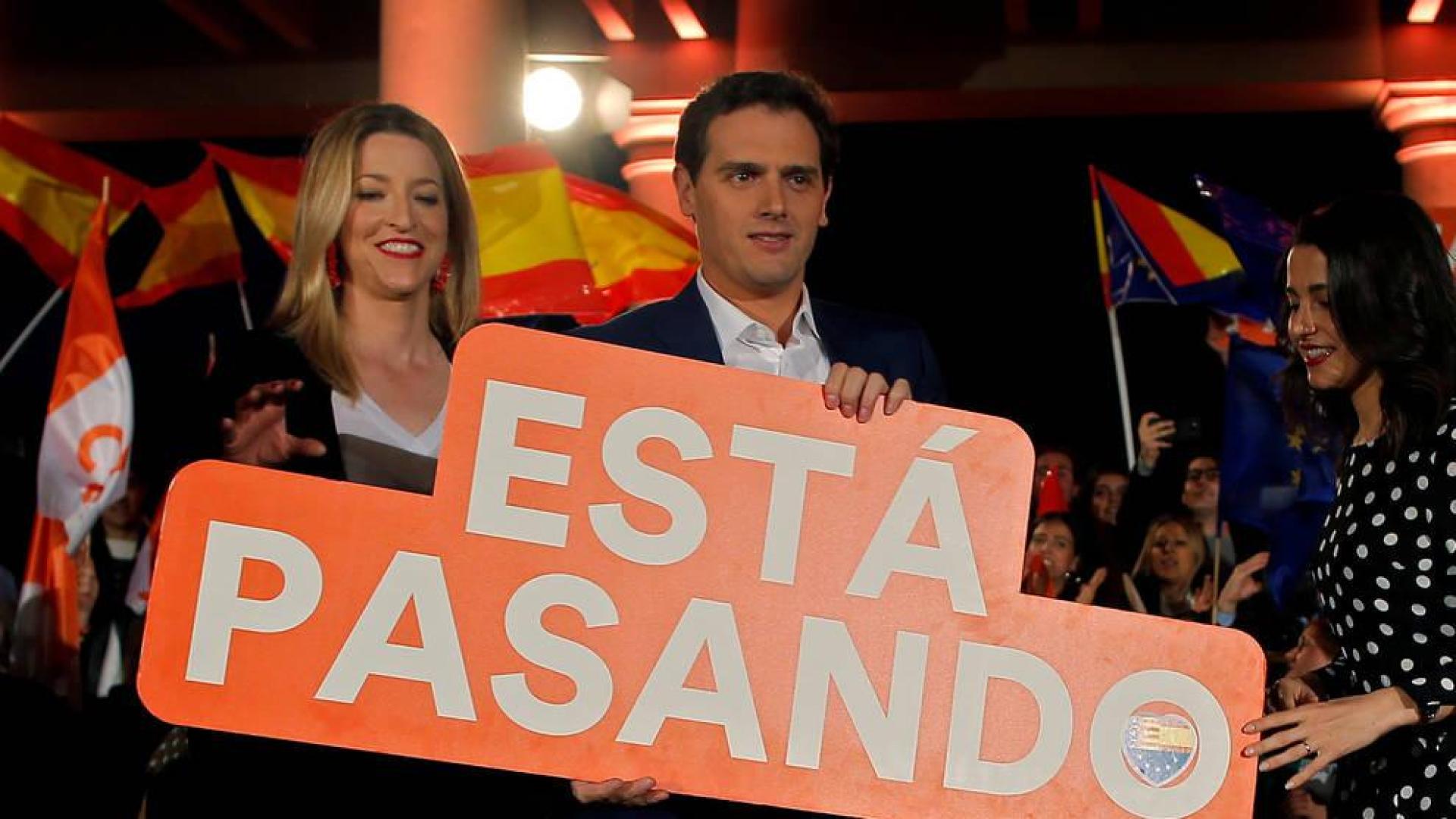 Albert Rivera sostiene un cartel electoral en Valencia.