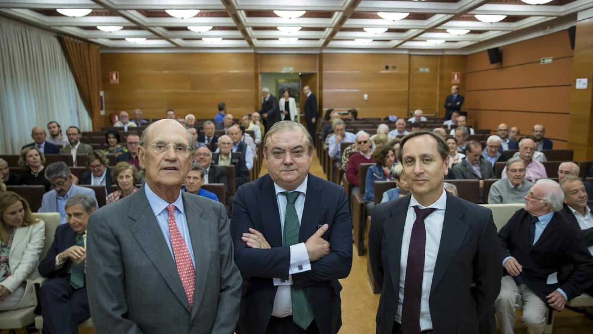 Miguel Canalejo, de Institución Futuro, junto a los periodistas Miguel Ángel Belloso y Carlos Cuesta.