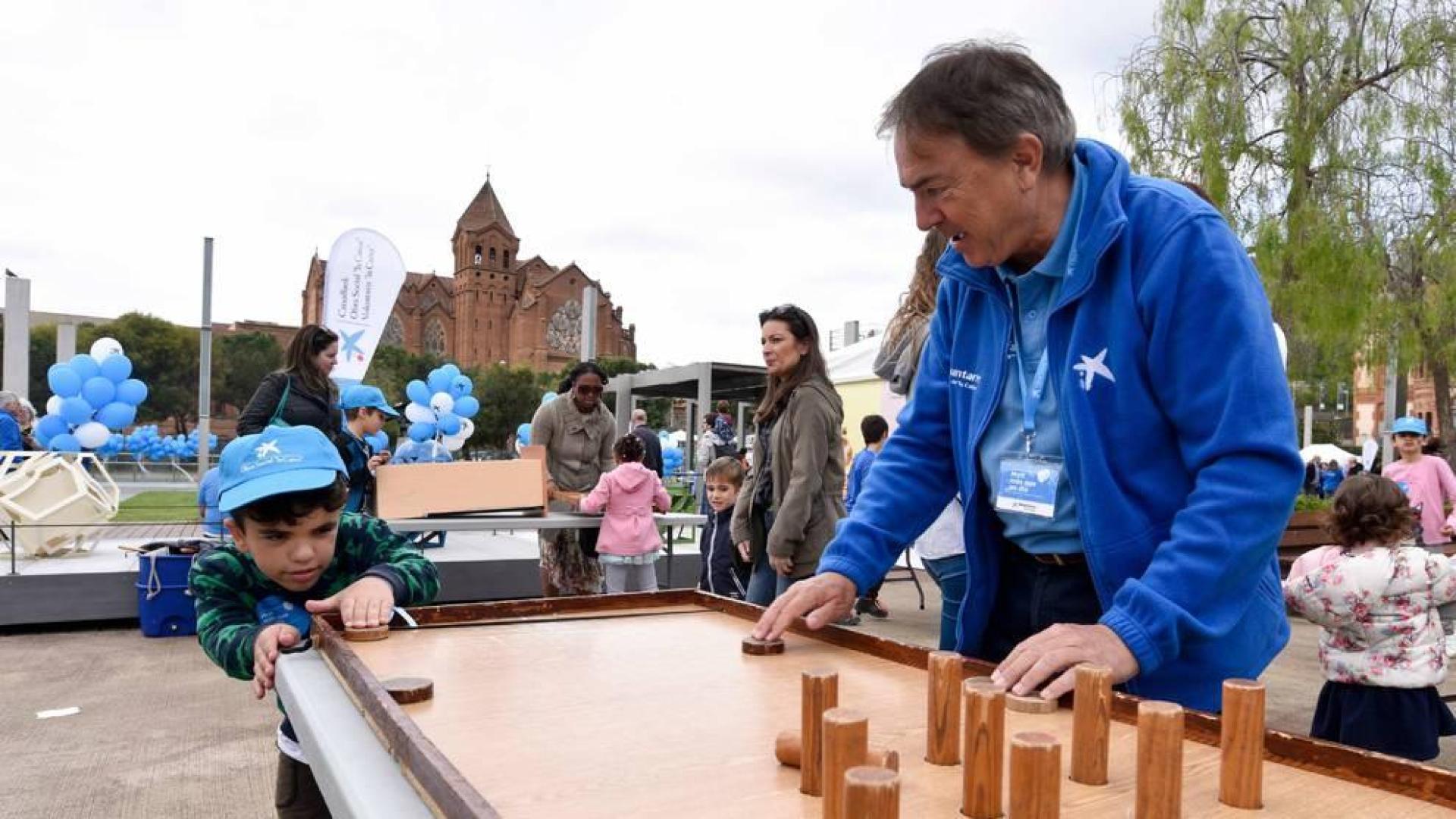 Voluntarios de 'la Caixa' pasan un día con 155 niños en riesgo de exclusión