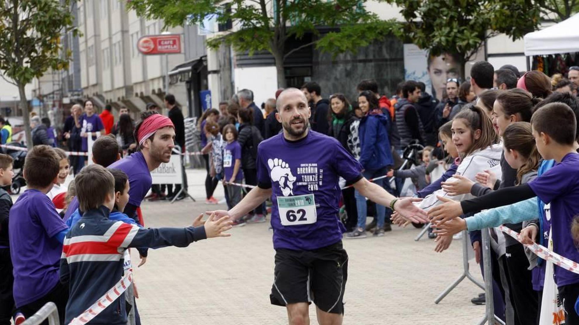 Un millar de corredores, 250 niños y 750 mayores, han participado en la carrera.