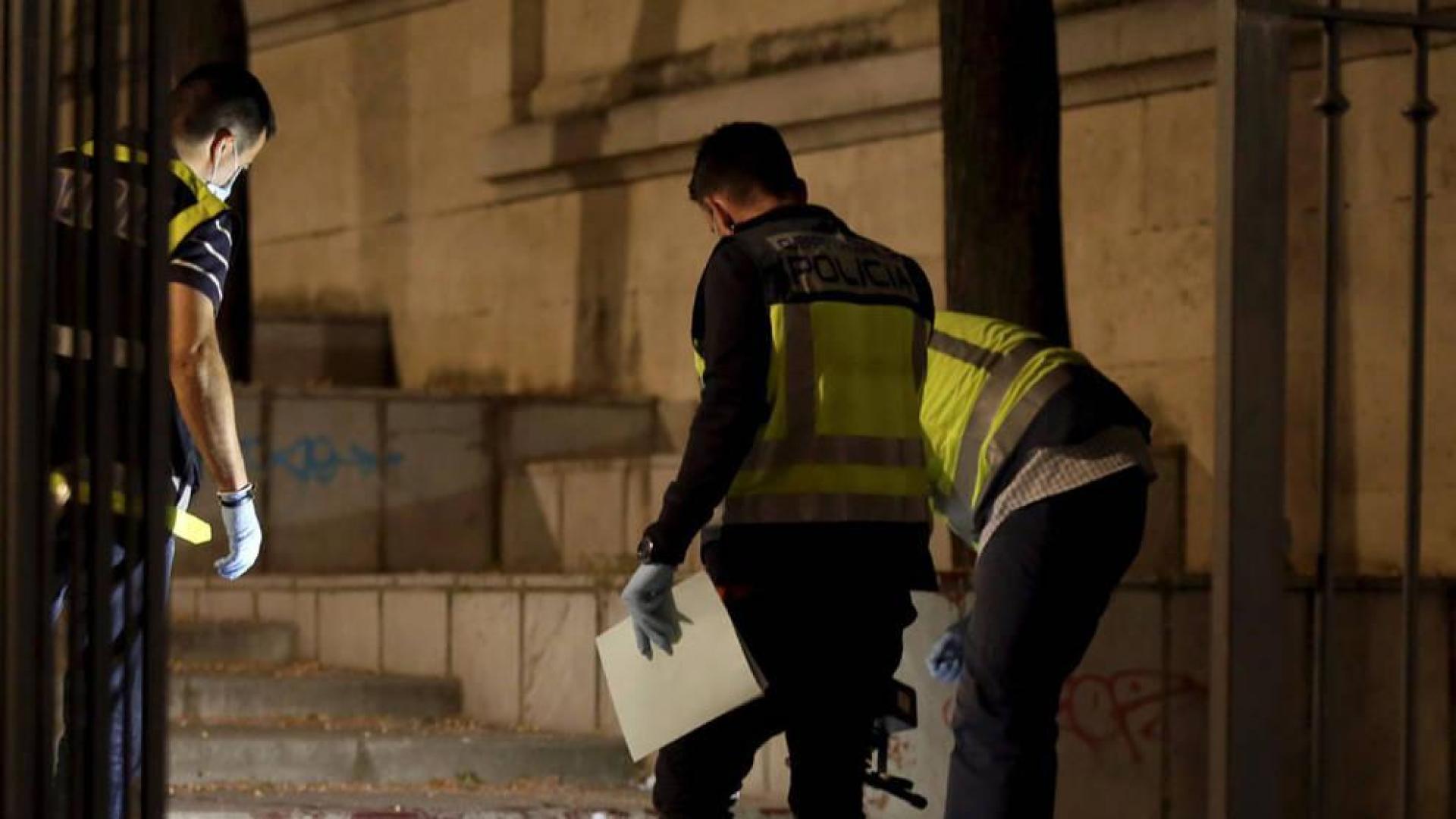 Sigue en la UCI, aunque evoluciona bien, la mujer apuñalada en Granada
