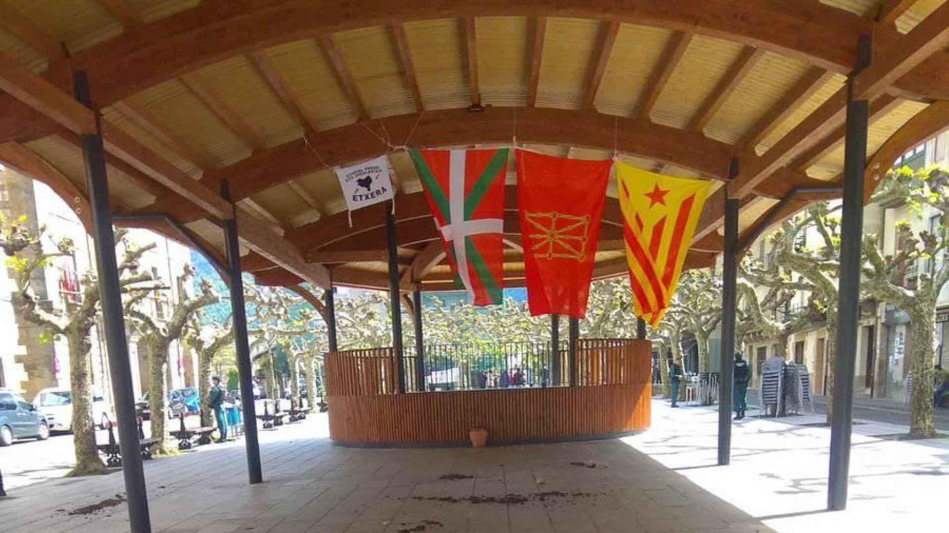 Esparcen estiércol en Etxarri-Aranatz antes de un acto del PP con Cayetana Álvarez de Toledo
