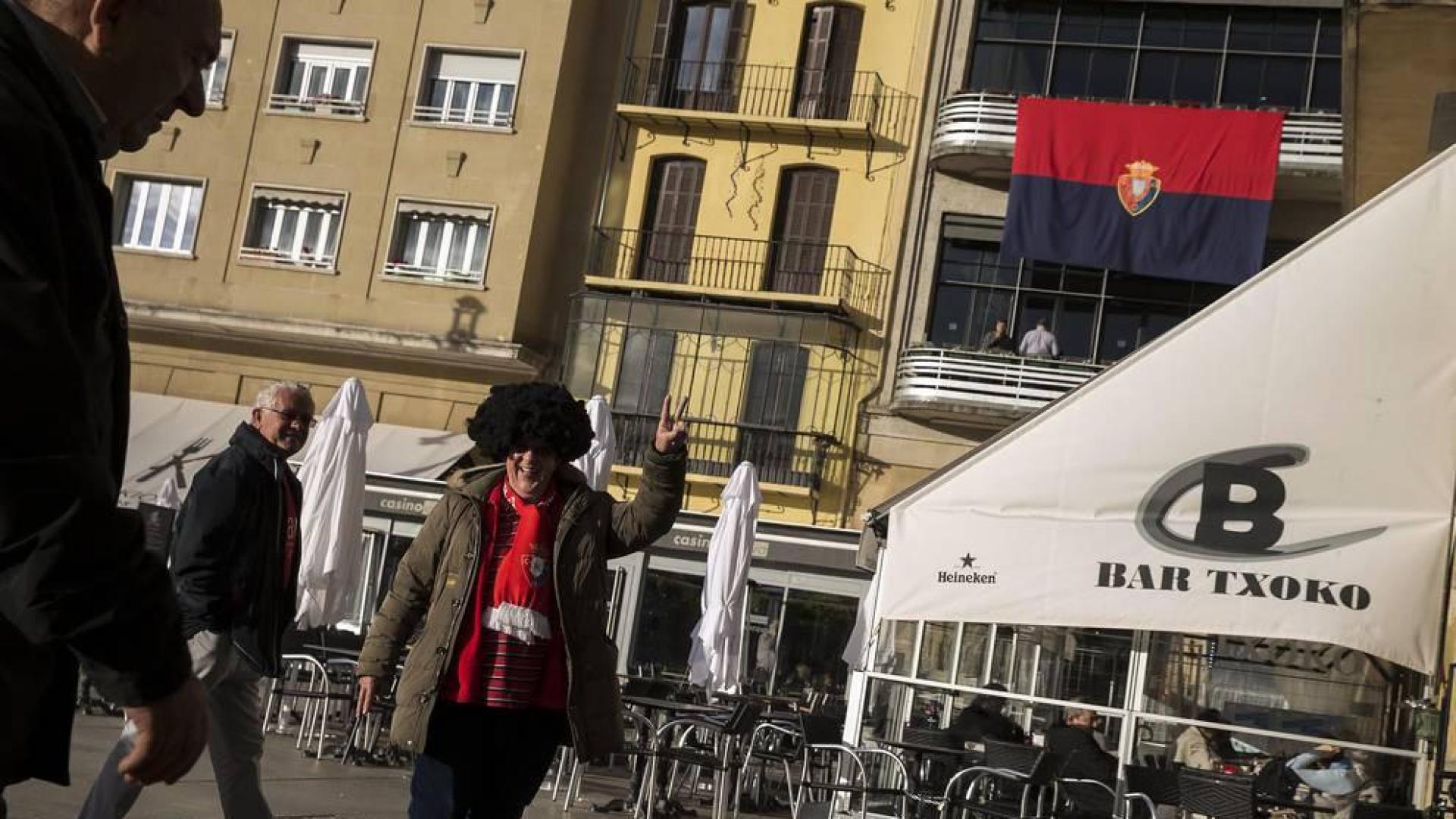 Los aficionados rojillos desplazados a Cádiz para seguir a Osasuna y los que siguieron el partido desde Pamplona esperaron en vano una victoria para celebrar el ascenso.