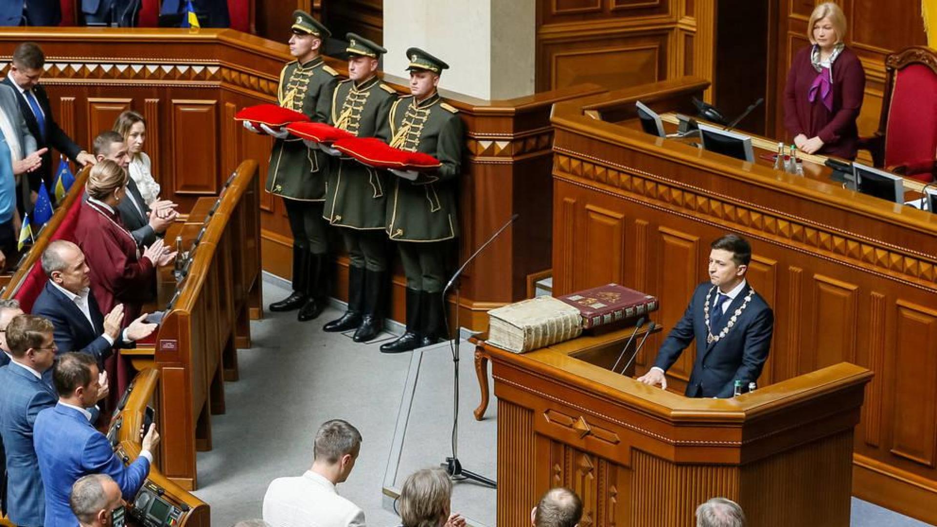 Vladímir Zelenski es investido presidente de Ucrania