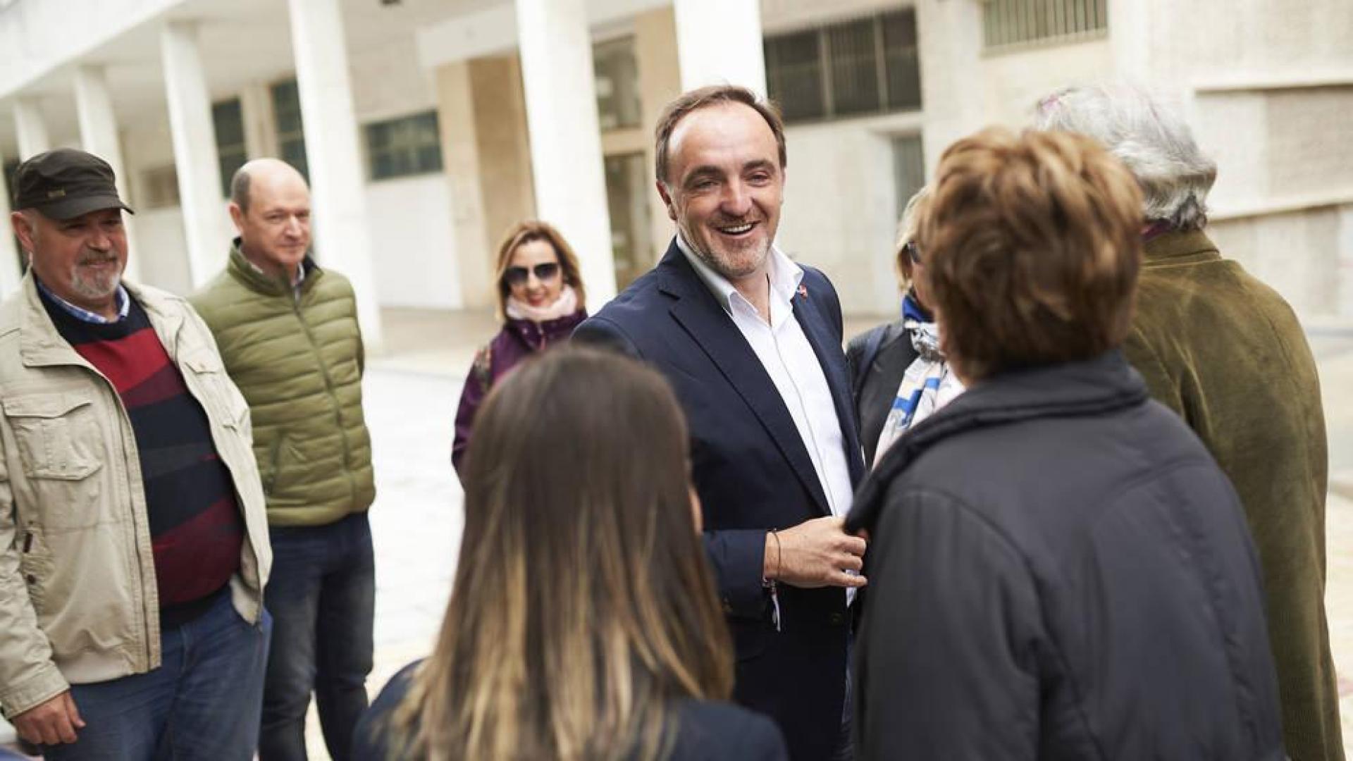 Esparza propone mejorar las ayudas a la dependencia en Navarra