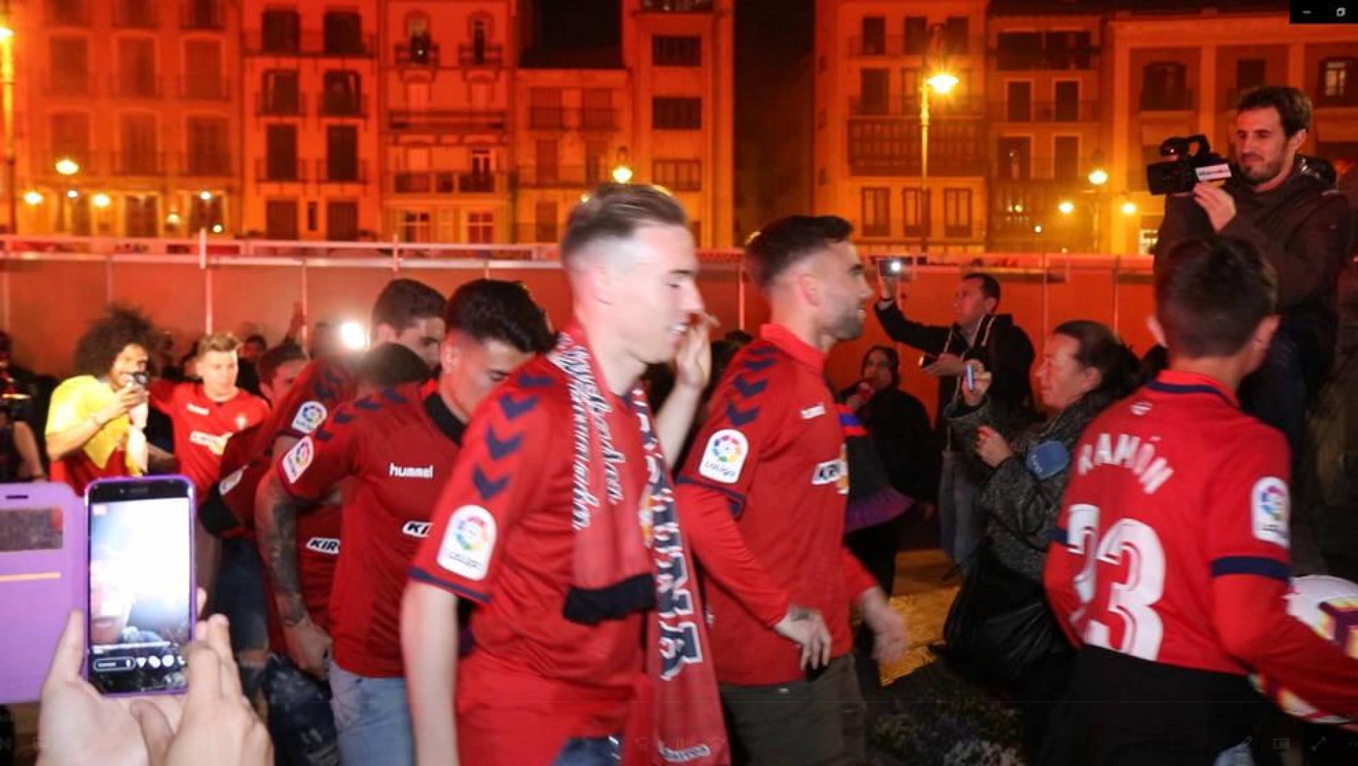 Llegada de los jugadores de Osasuna a la Plaza del Castillo de Pamplona