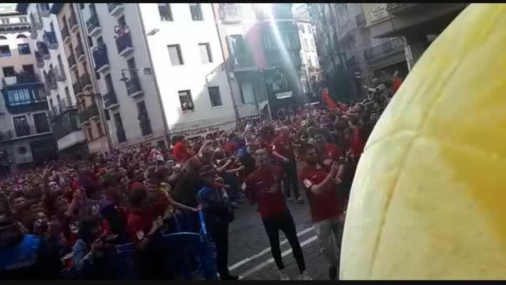 Llegada de la expedición del C.A. Osasuna al Ayuntamiento