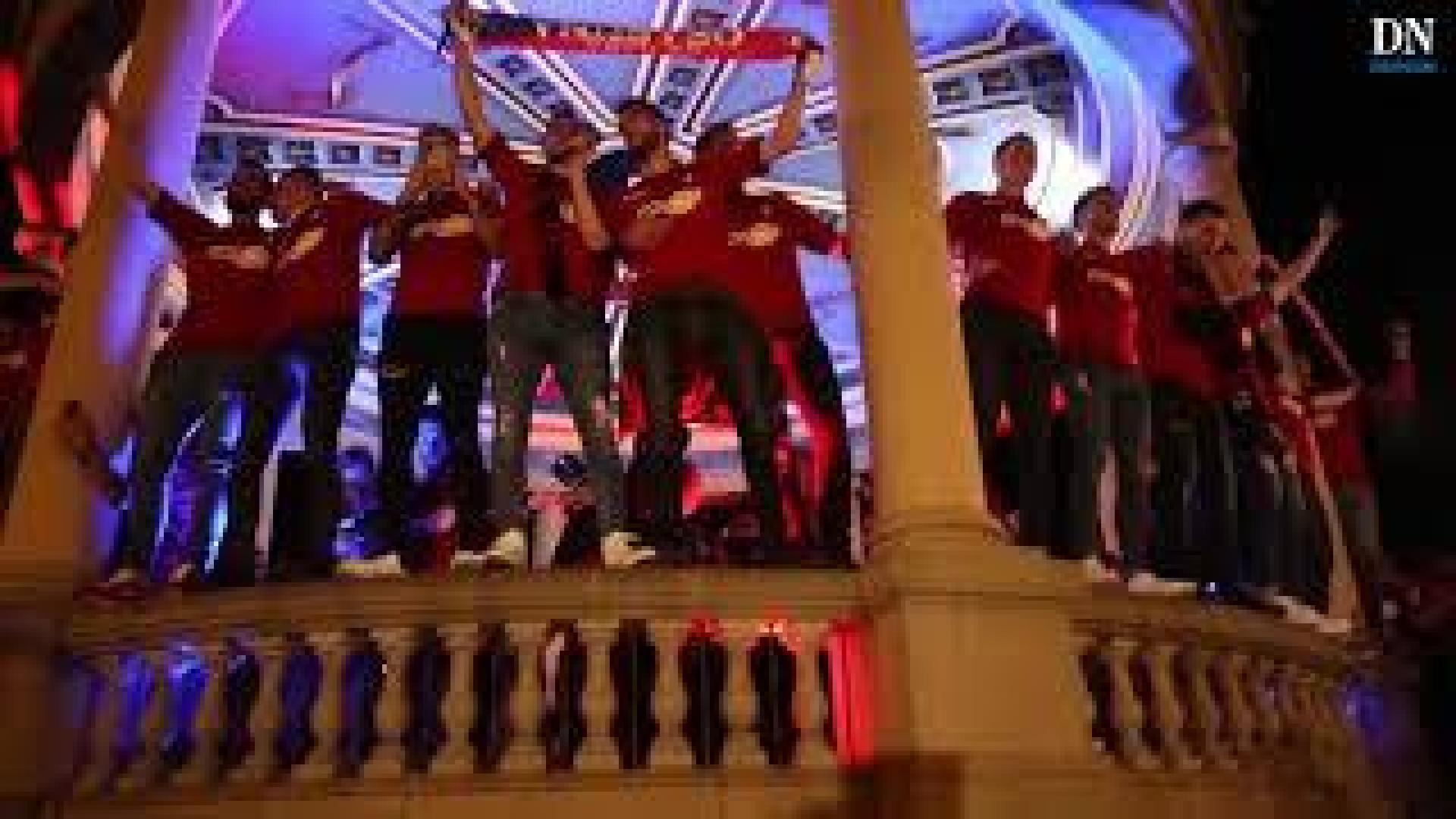 Jugadores y afición cantan el 'Vals de Astráin'
