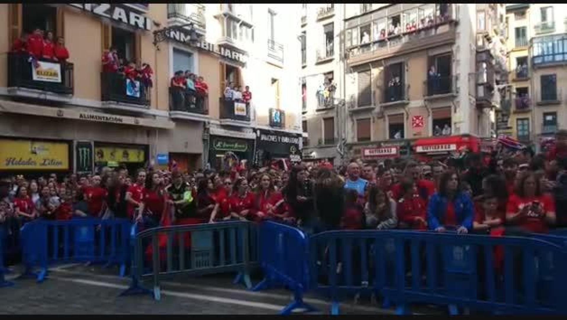 Aficionados rojillos en la Plaza Consitorial